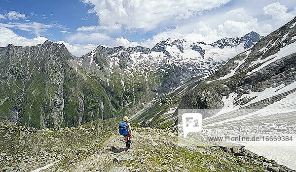 Wanderin auf dem Abstieg von der Mörchnerscharte zum Floitengrund  Hinten Großer Löffler  Berliner Höhenweg  Zillertaler Alpen  Zillertal  Tirol  Österreich  Europa