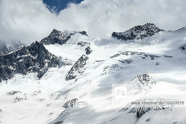 Gletscherspalten  Gletscher Waxeggkees  Möselerscharte  hochalpine Landschaft  Zillertaler Alpen  Zillertal  Tirol  Österreich  Europa