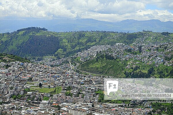 Blick vom Aussichtspunkt Mirador de Panecillo auf einfache Vororte der Hauptstadt  Quito  Provinz Pichincha  Ecuador  Südamerika