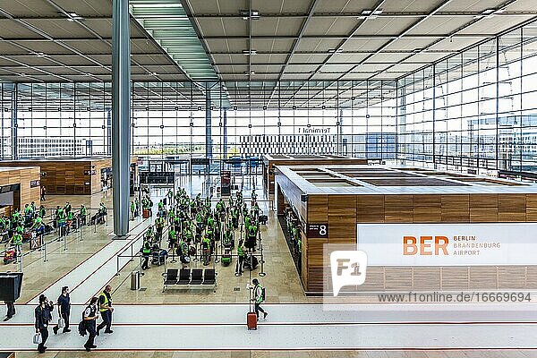 Probebetrieb in der Abflughalle im Terminal 1 des neuen Berliner Flughafens BER  Schönefeld  Deutschland  Europa