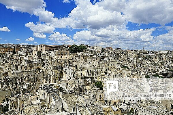 Blick auf die aus dem Stein geschlagene Altstadt  die sogenannte Sassi von Matera  Basilikata  Italien  Europa