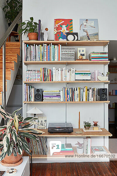 Bücherregale im eklektischen Loft-Heimbüro