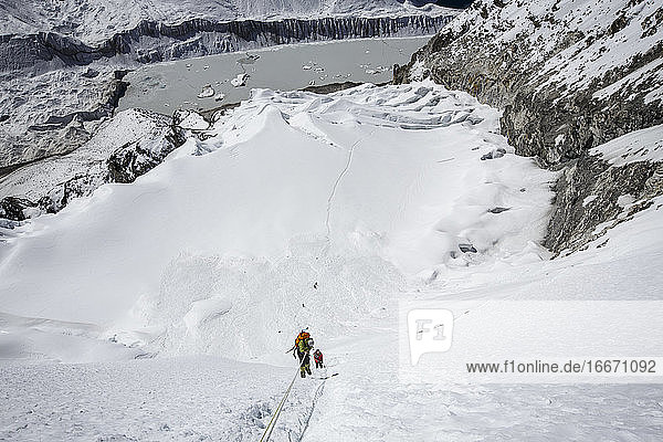Bergsteiger steigen vom Gipfel des nepalesischen Island Peak in der Nähe des Everest ab.