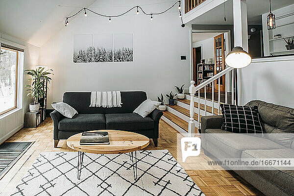 modernes skandinavisches wohnzimmer mit couch und beleuchtung