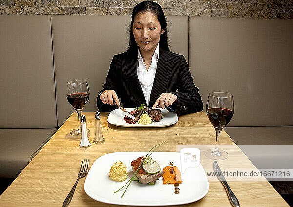 Geschäftsfrau beim Essen im Restaurant eines Luxushotels