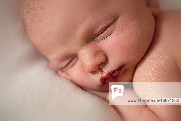 Nahaufnahme eines neugeborenen schlafenden Jungen