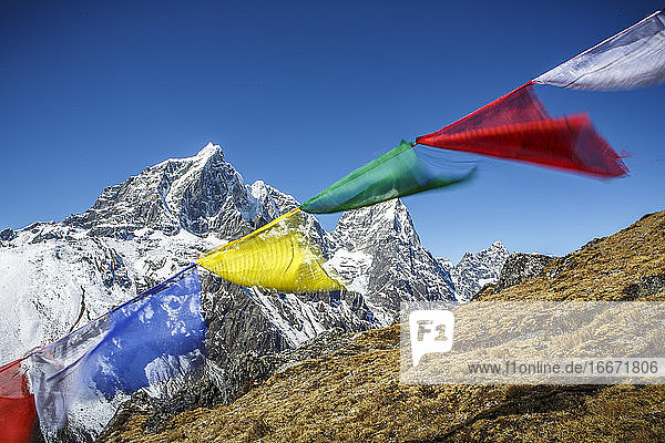 Gebetsfahnen im Wind auf dem Weg zum Everest Base Camp  Nepal.