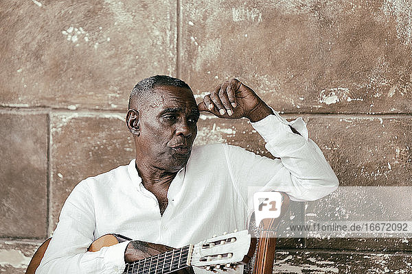 Kubanischer Musiker spielt mit seiner Gruppe in den Straßen von Havanna  Kuba