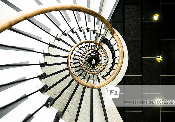 Draufsicht auf eine schöne Treppenhausarchitektur mit Schwarz-Weiß-Kontrast