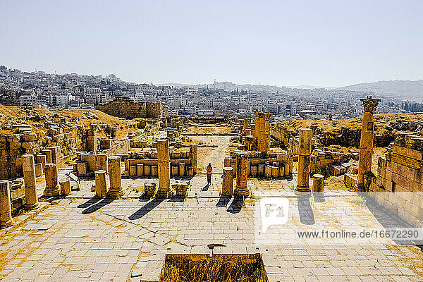 Antike römische Ruinen von Jerash gegenüber der modernen Stadt  Jordanien