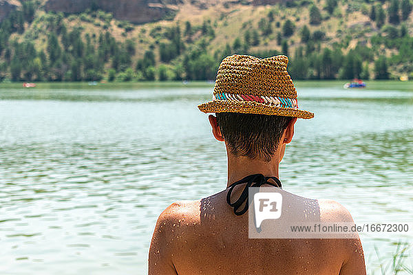 Frau mit nacktem Rücken beim Betrachten des Wassers