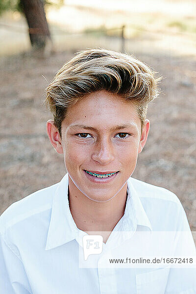 Porträt eines hübschen Teenagers mit braunen Augen und Zahnspange