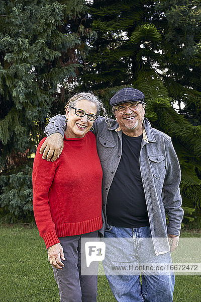 Älteres Ehepaar genießt den Ruhestand bei einem Spaziergang im Park