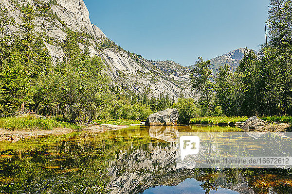 Blick auf den Mirror Lake bei Tag im Yosemite-Nationalpark.
