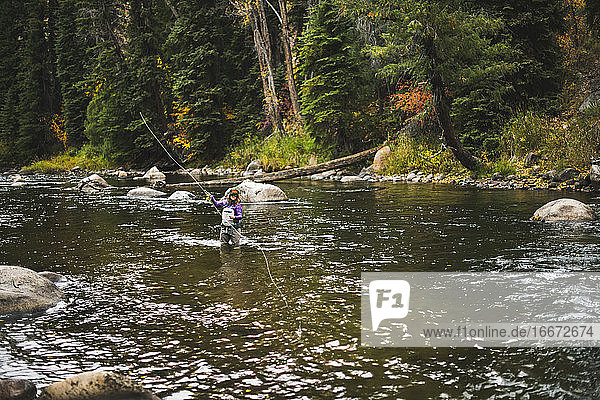 Frau beim Fliegenfischen am Roaring Fork River