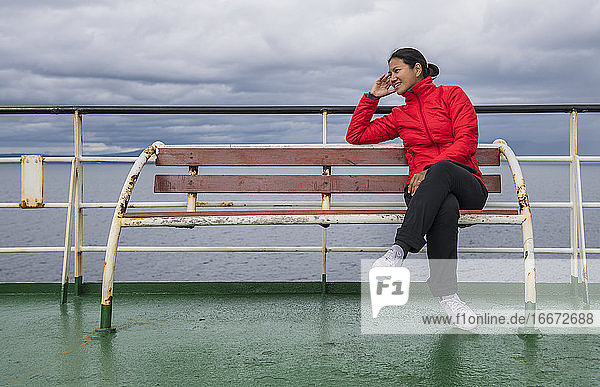 Frau entspannt sich auf einem Passagierschiff in Südamerika