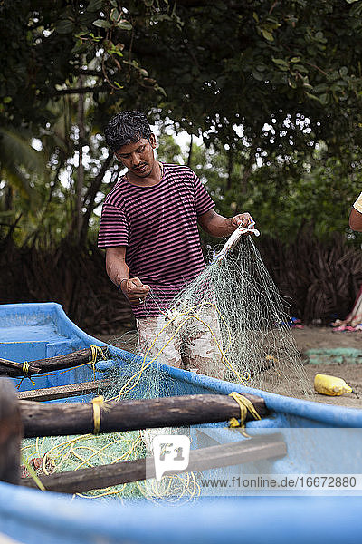 Fischer entfernen Krebse aus ihren Netzen.