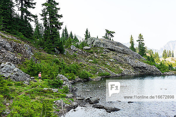 Heller Wanderer  der an einem Sommertag in WA um einen Bergsee wandert.