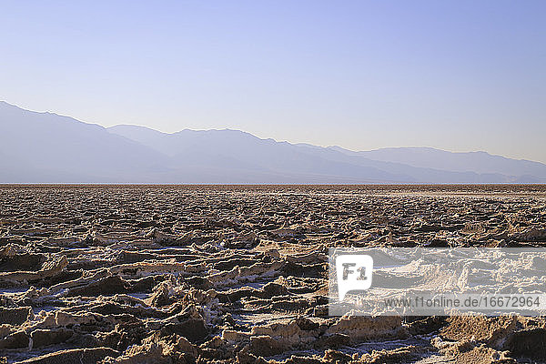 Landschaftsaufnahme aus mittlerem Winkel des Badwater Basin  Death Valley NP