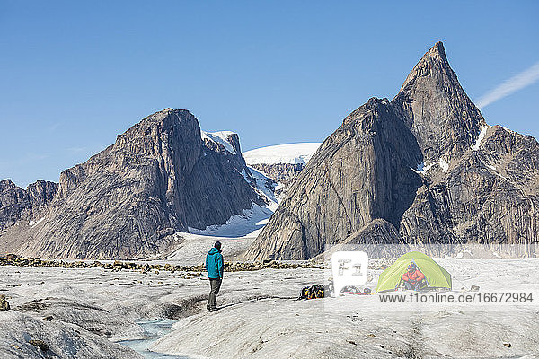 Bergsteiger entspannen sich im Basislager auf dem Gletscher unterhalb des Mt. Loki  Baffin Island