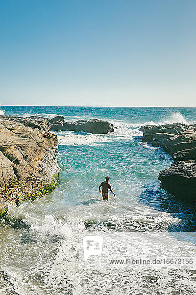 Junger Mann beim Schwimmen im Pazifischen Ozean in Baja  Mexiko.