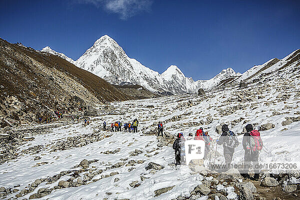 Wanderer auf dem Weg zum Mt. Everest Base Camp in Nepal.