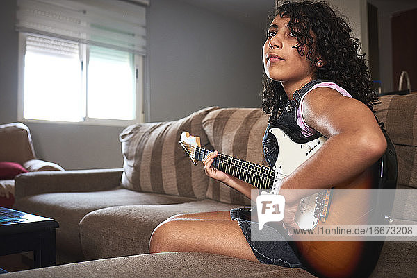 Nahaufnahme eines kleinen Mädchens  das Gitarre spielen lernt