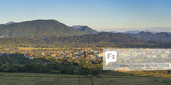 Panoramablick auf Vang Vieng und Bergkette gegen den Himmel  Laos
