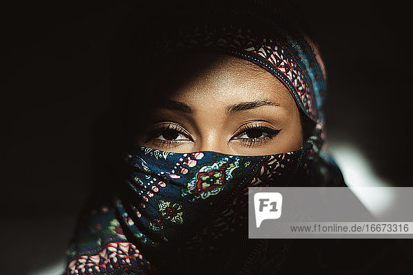 Junge Frau trägt einen Hijab