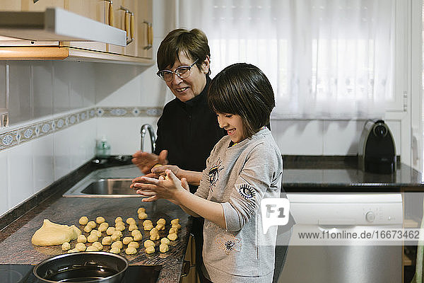 Mädchen hat Spaß mit ihrer Großmutter beim Kochen
