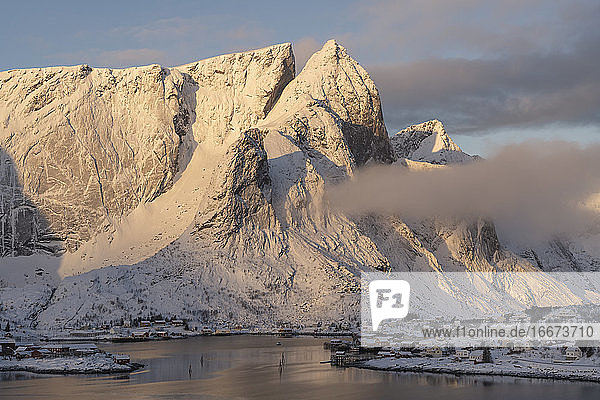 Farbenfroher Wintersonnenaufgang über den Bergen von Reine  Moskenesøy  Lofoten  Norwegen