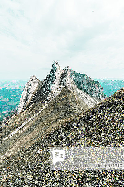 Weitwinkelaufnahme der Appenzeller Bergkette mit steilen Felswänden