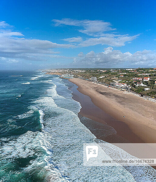 Luftaufnahme von Wellen an einem schönen Sandstrand am Meer
