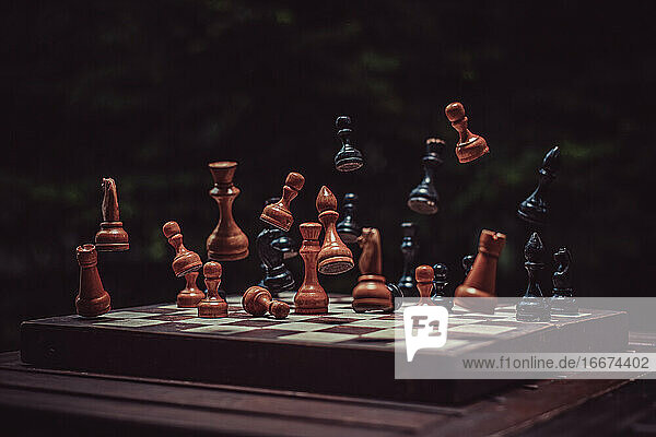 fallende Schachfiguren auf dem Schachbrett