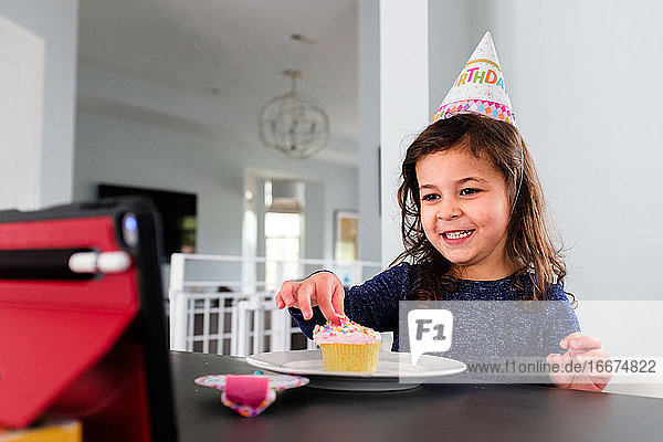 Kleines Mädchen feiert praktisch Geburtstag aufgrund des Coronavirus