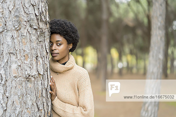 Porträt einer afrikanischen Frau im Park