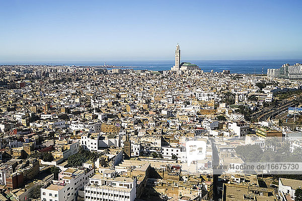Blick von oben auf die Stadt Casablanca mit der Großen Moschee und dem Atlantik
