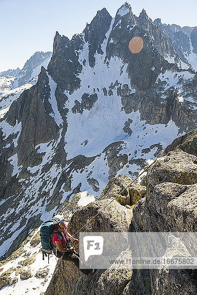 Frau seilt sich beim Klettern am Lochberg ab  Furkapass  Uri  Schweiz