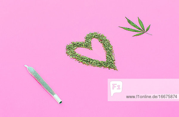 Phrase I love Weed mit Marihuana auf rosa Hintergrund gemacht.