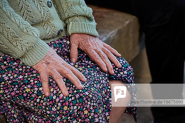 Nahaufnahme der Hände einer älteren Frau. Großmutter Hände