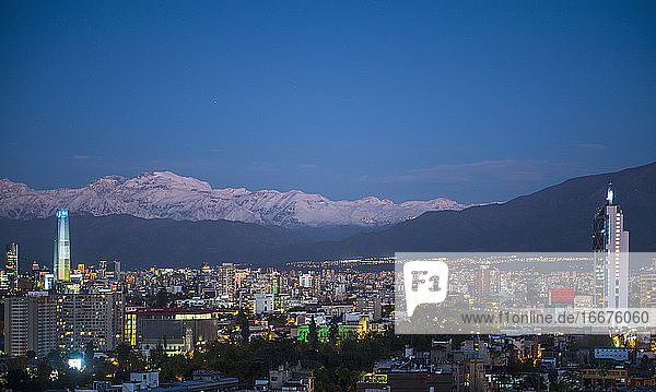 Blick auf Santiago de Chile am Abend von oben