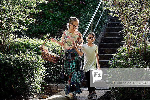 Eine Mutter und ihre Tochter gehen zusammen in einem öffentlichen Park spazieren