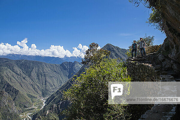 Ein Paar auf dem Inkapfad in der Nähe von Machu Picchu