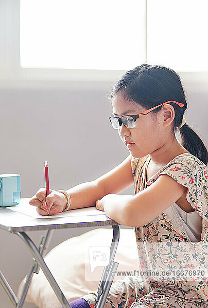 Das Mädchen konzentriert sich während der Heimschule auf ihre Arbeit