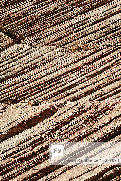 Wiederholte Linien von versteinerten Sanddünen aus rotem Felsen in der Nähe von St. George  Utah