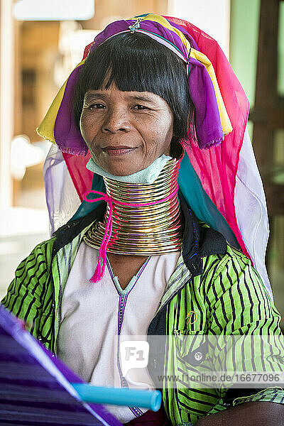 Porträt einer birmanischen Frau vom Stamm der Kayan  die in einer Textilwerkstatt webt