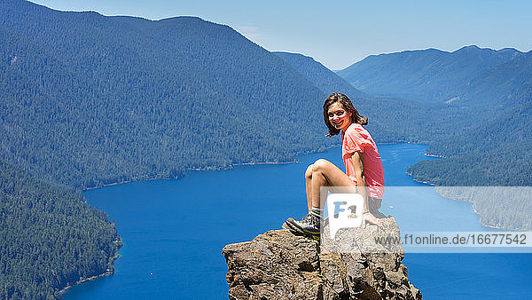 Wanderer Mädchen ist auf der Spitze des Berges mit Blick auf tiefblauen See