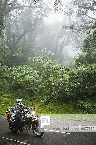 Frau fährt mit dem Motorrad durch den Regenwald  Jujuy / Argentinien
