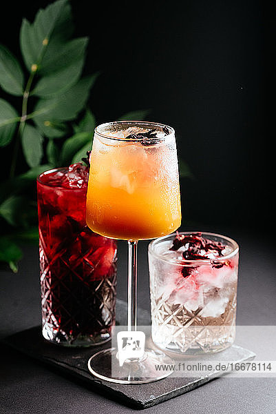 Glas alkoholischer Coctail mit Eis auf schwarzem Hintergrund