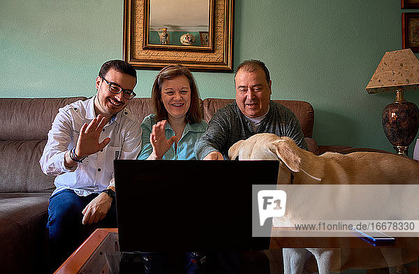 Familie unterhält sich online in ihrem Wohnzimmer